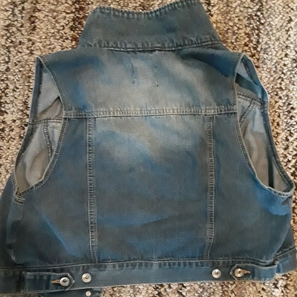 Cropped Sleeveless Jean Jacket 1x - Picture 2 of 3
